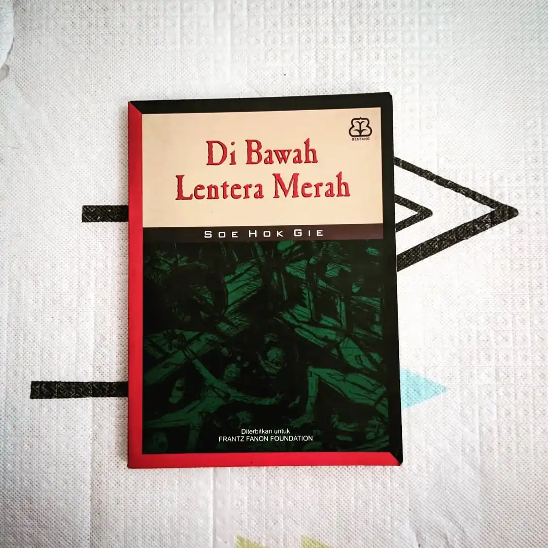 Di Bawah Lentera Merah - gambar 1